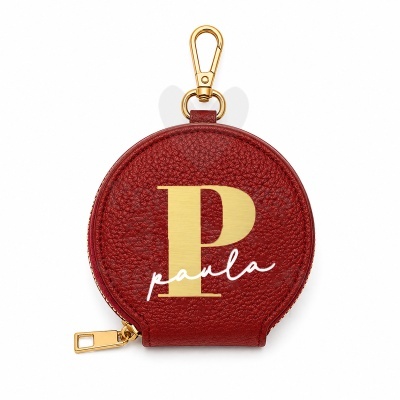 Bolsa redonda em pele vermelha com letra P dourada e nome Paula
