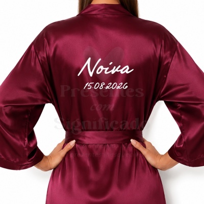 Robe de cetim bordeaux com texto Noiva 15.08.2026 nas costas