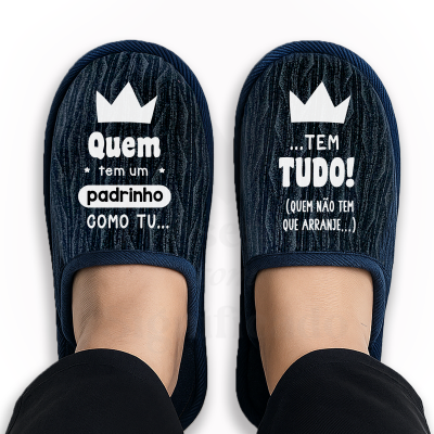 Chinelos azuis escuros com texto branco e padrão imitação madeira