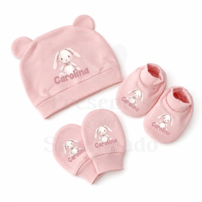 Conjunto rosa de bebé com gorro, pantufas e luvas com coelhinho e nome Carolina