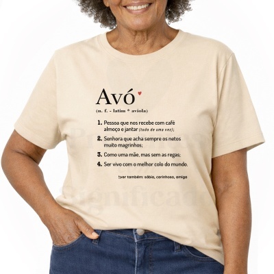 T-shirt bege com texto em português sobre Avó, usada por pessoa com calças azuis.