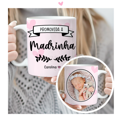 Caneca personalizada para madrinha com foto de bebé e texto em rosa e preto