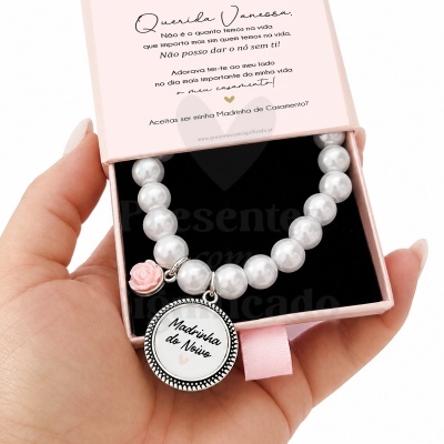 Pulseira de pérolas brancas com pendente Madrinha do Noivo e flor rosa em caixa rosa