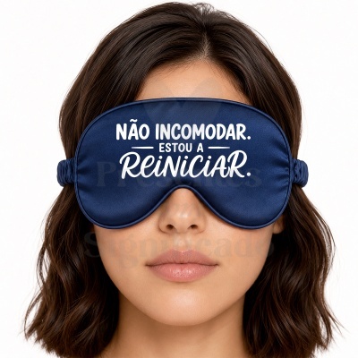 Máscara de dormir azul escuro com texto NÃO INCOMODAR. ESTOU A REINICIAR.