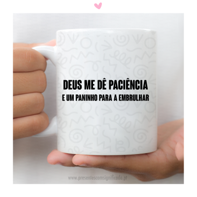 Caneca branca com texto em preto e padrão abstrato cinza claro