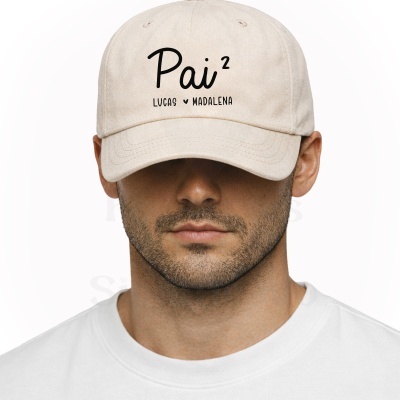 Boné bege com texto Pai² LUCAS ♥ MADALENA