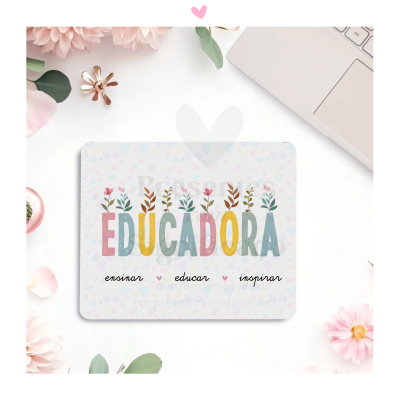 Tapete de rato decorativo com texto colorido 'EDUCADORA' e flores