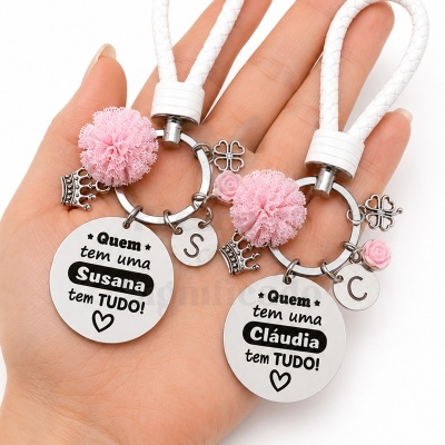 Porta-chaves com corda branca, pompom rosa e placas metálicas personalizadas