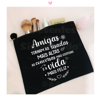 Necessaire preta com mensagem para amigas e produtos de maquilhagem visíveis