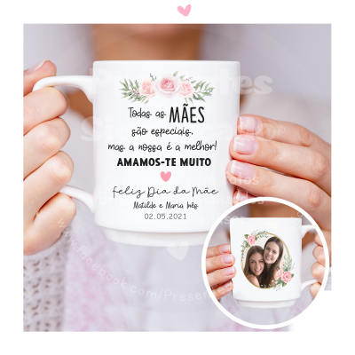 Caneca branca com texto e flores decorativas, segurada por duas mãos