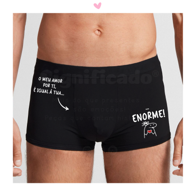 Cuecas boxer pretas com texto branco e desenho de gato com coração vermelho