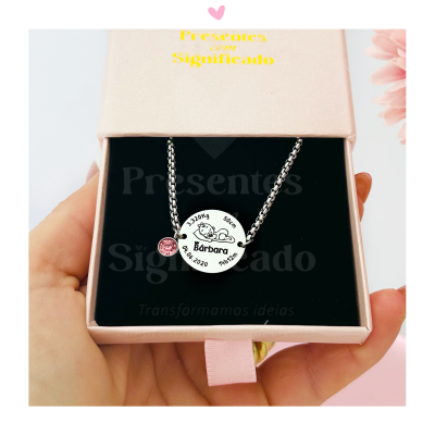 Colar prateado com pendente redondo personalizado numa caixa rosa