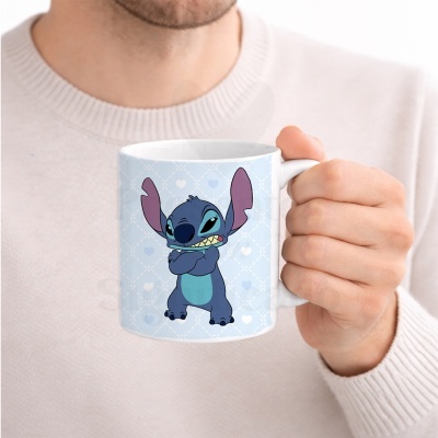Caneca branca com estampa do Stitch azul escuro em fundo azul claro com corações, segurada por homem de suéter bege claro