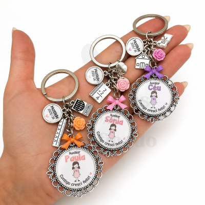 Três porta-chaves personalizados com medalhões e pendentes coloridos