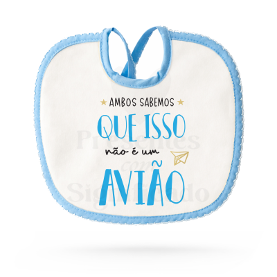 Babete branco com borda azul claro e texto impresso