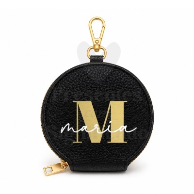 Bolsa redonda preta com fecho e clip dourado e texto M maria