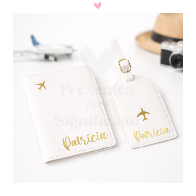 Conjunto de capa para passaporte e etiqueta de bagagem brancos com avião e nome dourados.