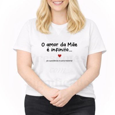 T-shirt branca com texto sobre o amor da mãe e paciência, vestida por mulher loira