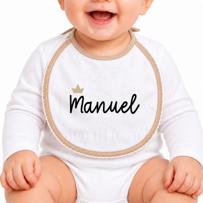Babete branco para bebé com nome Manuel e coroa bege