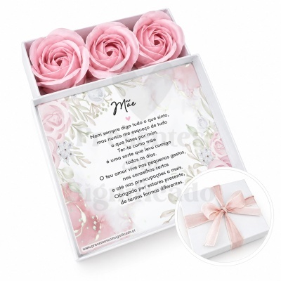 Caixa branca com rosas cor de rosa e cartão decorado com mensagem para mãe