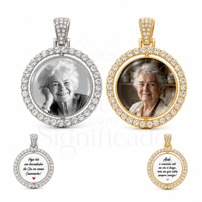 Pendentes redondos prateado e dourado com fotos de senhoras idosas e mensagens escritas no verso em português.
