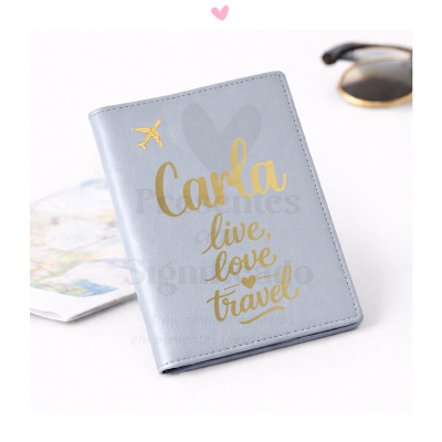 Capa de passaporte cinza com texto personalizado e ícone de avião dourado