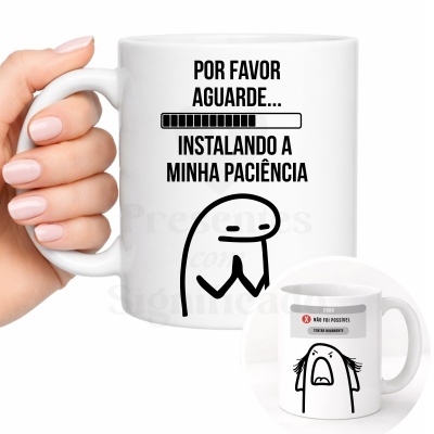 Caneca branca com texto e ilustrações humorísticas em preto.