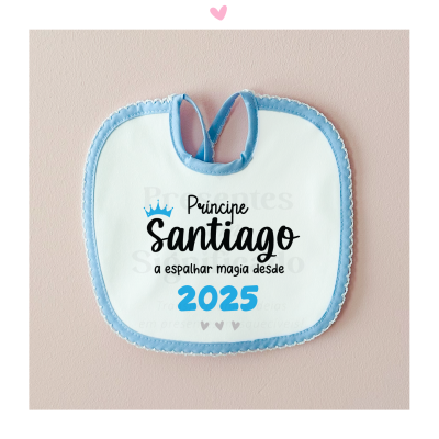 Babete branco com bordas azuis e texto impresso em português.