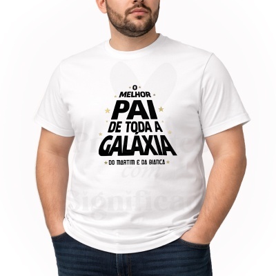 Homem a usar t-shirt branca com texto em preto e dourado