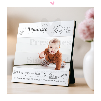 Calendário de mesa personalizado com foto de bebé e informações de nascimento