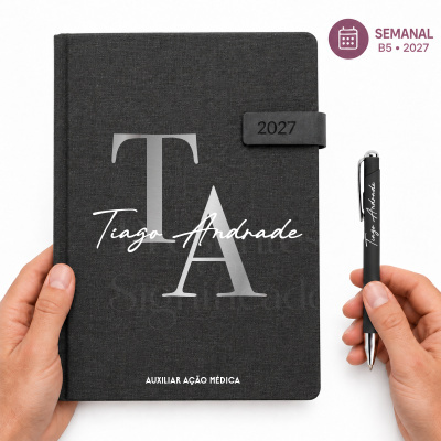 Agenda preta personalizada com caneta preta e inscrições em branco