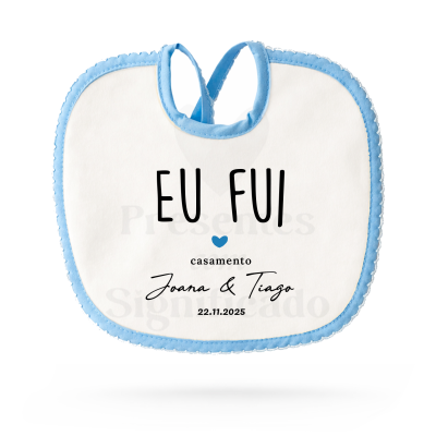 Babete para bebé branco com contorno azul e texto personalizado