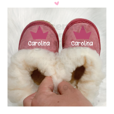 Pantufas cor-de-rosa para criança com interior peludo branco e texto 