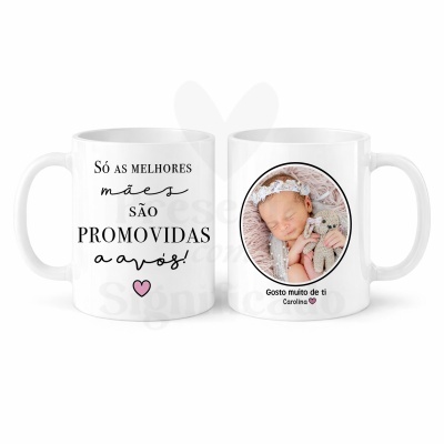 Duas canecas brancas com textos em português e imagem de bebé para presente de avó