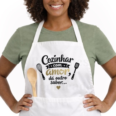 Avental branco com texto e ilustrações de utensílios de cozinha usado com t-shirt verde
