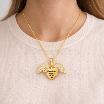 Colar dourado com pendente de coração com asas e inscrição