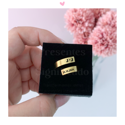 Anel dourado personalizado com iniciais e data em caixa preta