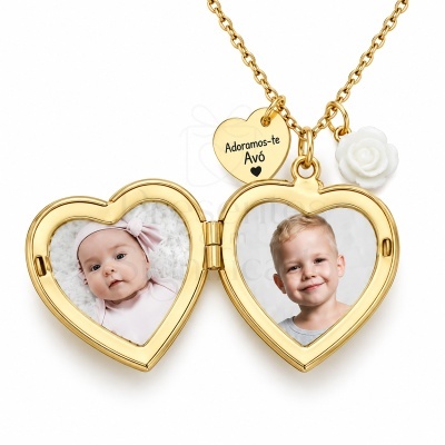 Colar dourado com medalhão em forma de coração aberto e pendente com texto e flor branca