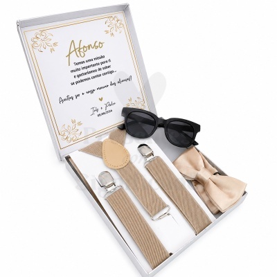 Kit com suspensórios bege, gravata borboleta bege, óculos de sol pretos e mensagem personalizada em caixa branca