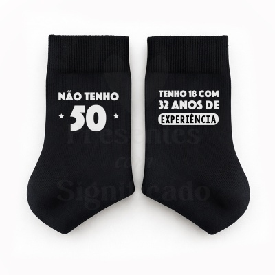 Meias pretas com textos brancos em português