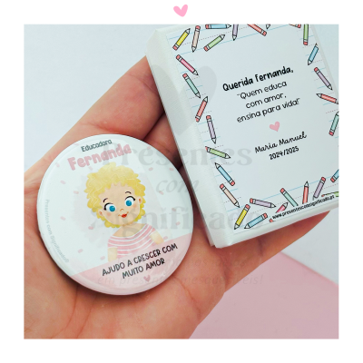 Espelho redondo personalizado com ilustração e texto dedicado a educadora, ao lado de caixa com mensagem e padrão de lápis de cor