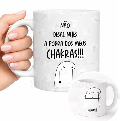 Caneca cerâmica branca com texto e desenho de personagem minimalista