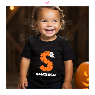 Camisola preta infantil com letra S alaranjada e fantasma, nome Santiago, criança sorridente e abóbora iluminada