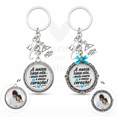Chaveiros decorativos com texto e moldura para foto de casal.