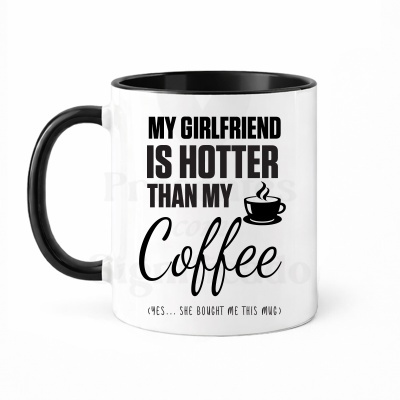 Caneca branca com texto e ilustração preta relacionado a café e namorada.