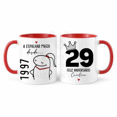 Conjunto de duas canecas brancas com interior e pega vermelhas, texto e desenho de personagem