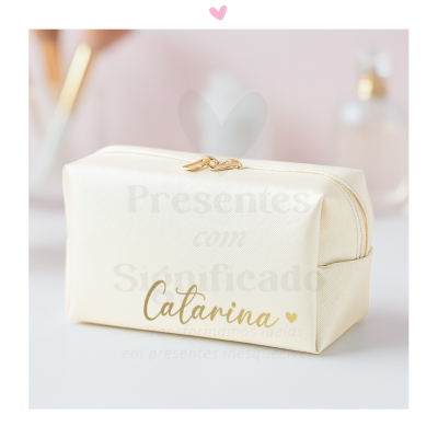 Necessaire bege claro com fecho dourado e nome Catarina em dourado