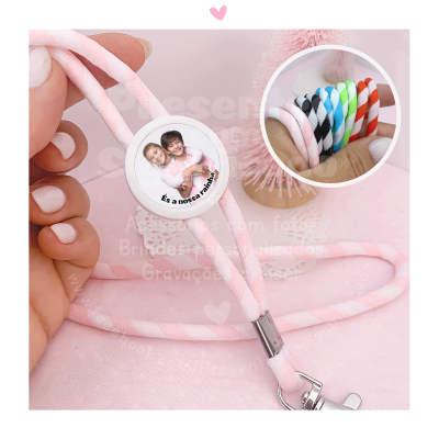 Cordão para suporte de máscara rosa com botão personalizável e detalhe de vários cordões coloridos
