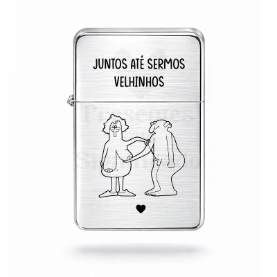 Isqueiro metálico prateado com texto e desenho simples de casal idoso nu.