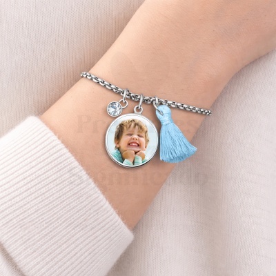 Pulseira prateada com medalhão personalizado, pedra brilhante e tassel azul